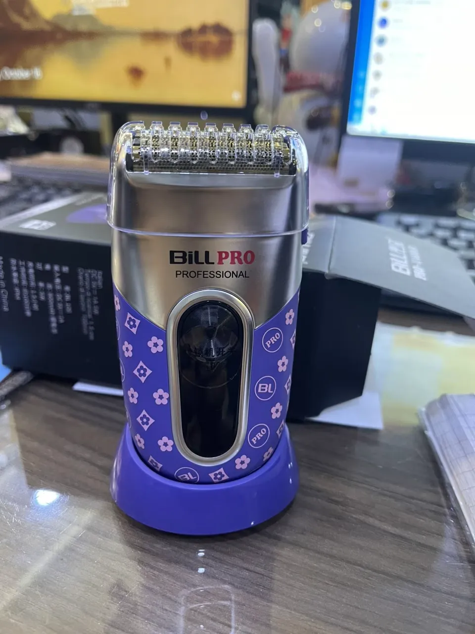 Cạo Khô: Máy Cạo Râu Bill Pro Có Cốc Sạc