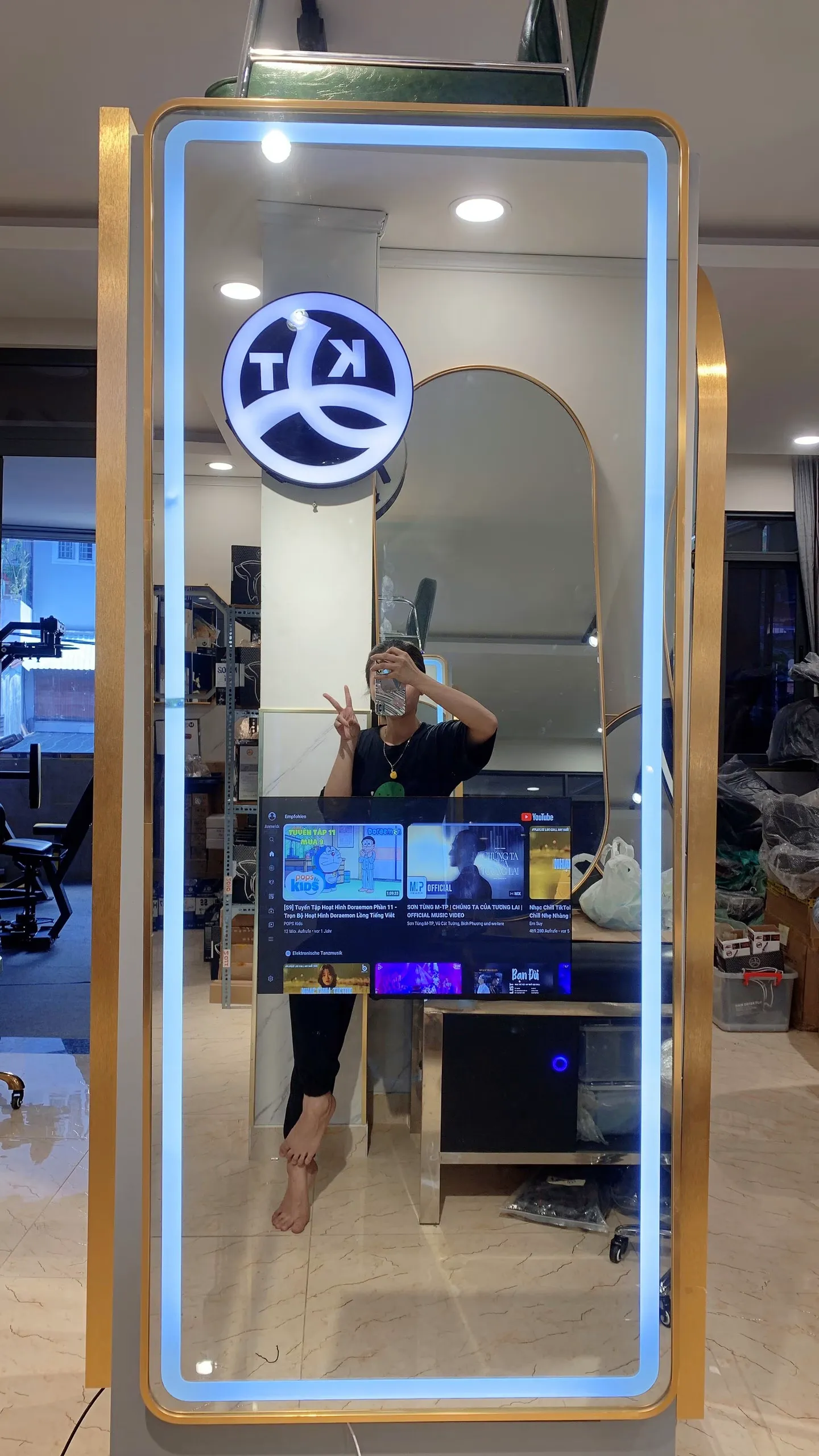 Gương Vuông Bo Góc Cạnh LED Có Màn Hình Tivi